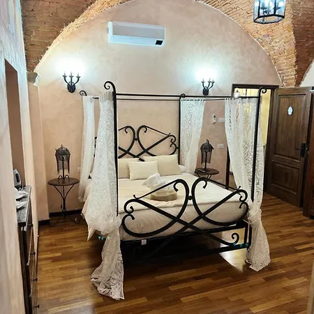 Luxury Corte Dei Nobili Bed and Breakfast Λούκα